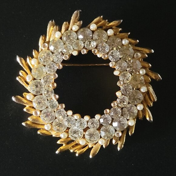 Vtg BSK Gold Tone Clear Rhinestone & Faux Pearl Brooch Round Wreath Shape *Read - Picture 1 of 5